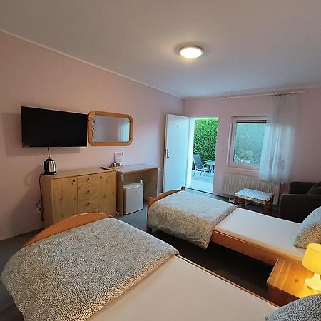 Cozy Room With Garden In บราติสลาวา ภายนอก รูปภาพ
