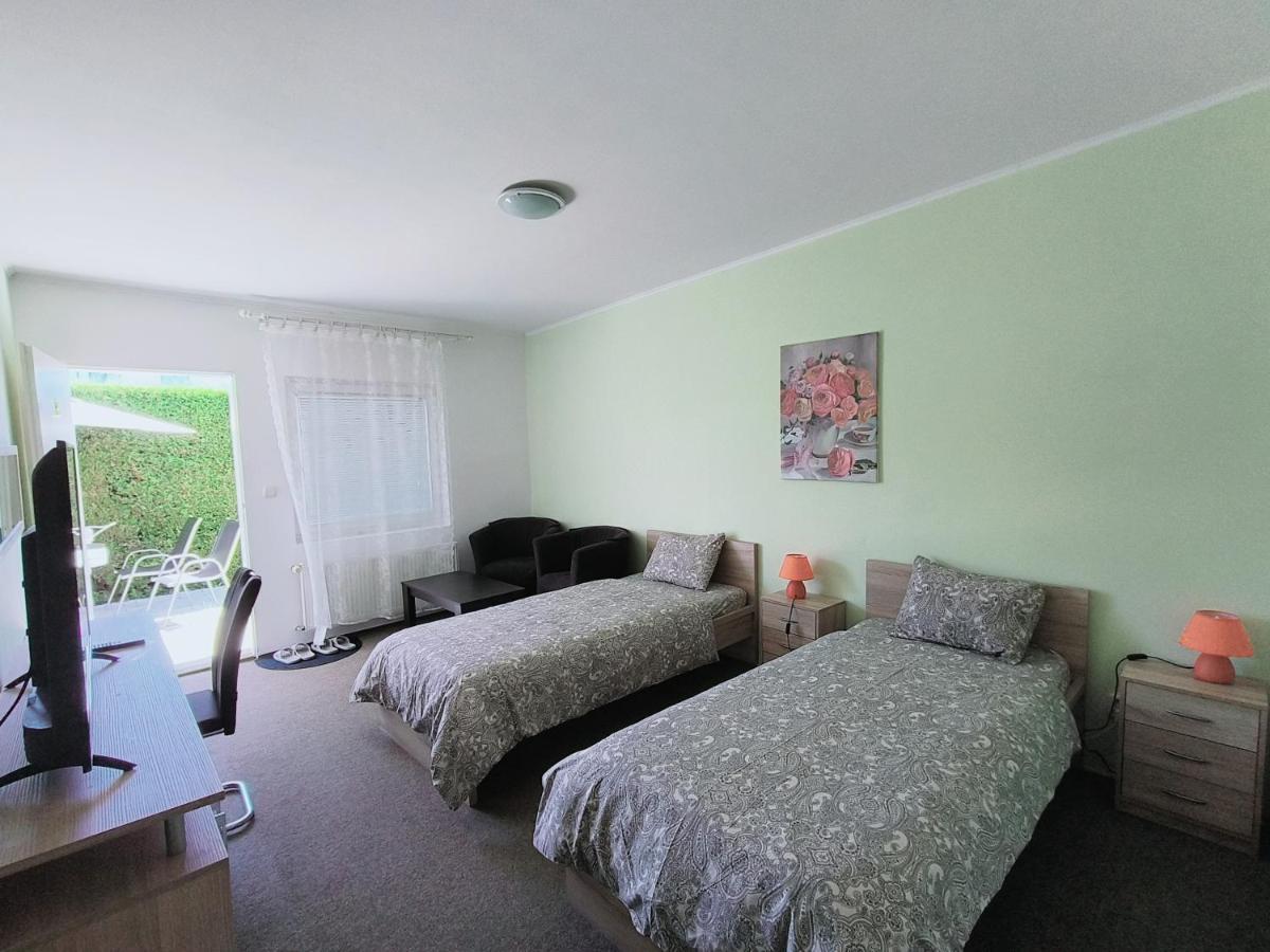 Cozy Room With Garden In บราติสลาวา ภายนอก รูปภาพ