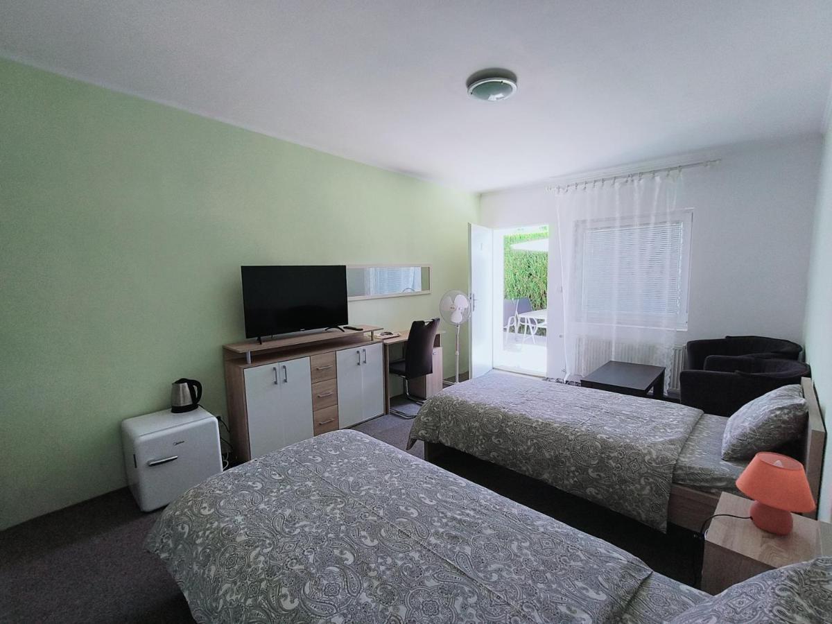 Cozy Room With Garden In บราติสลาวา ภายนอก รูปภาพ