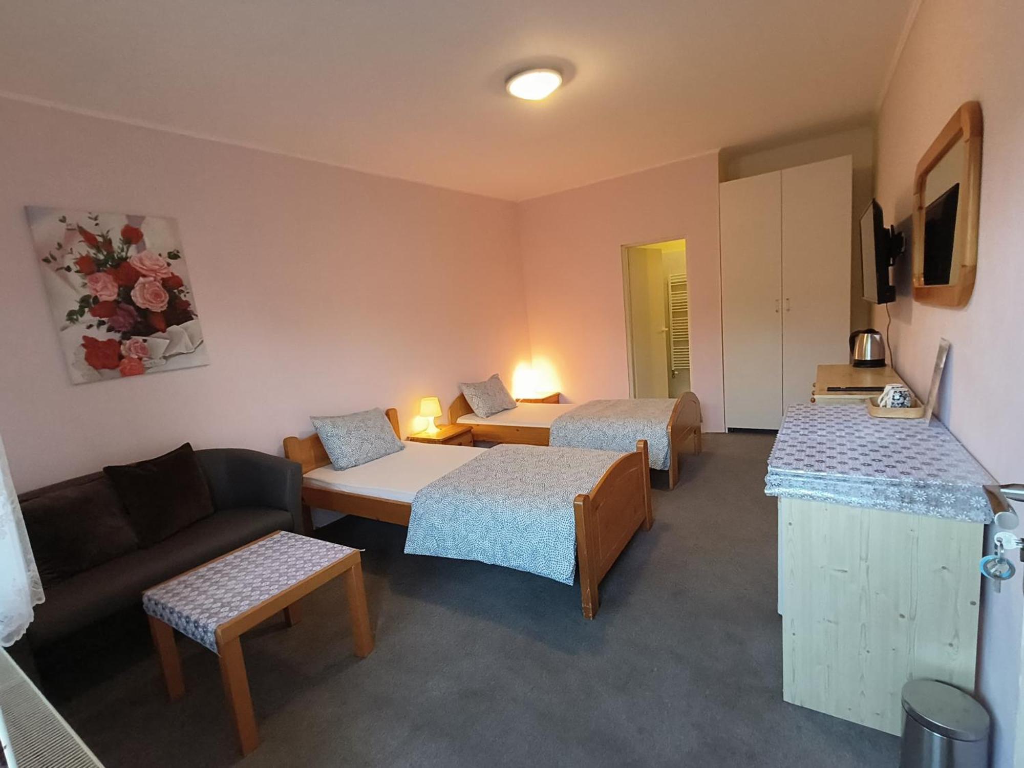 Cozy Room With Garden In บราติสลาวา ภายนอก รูปภาพ