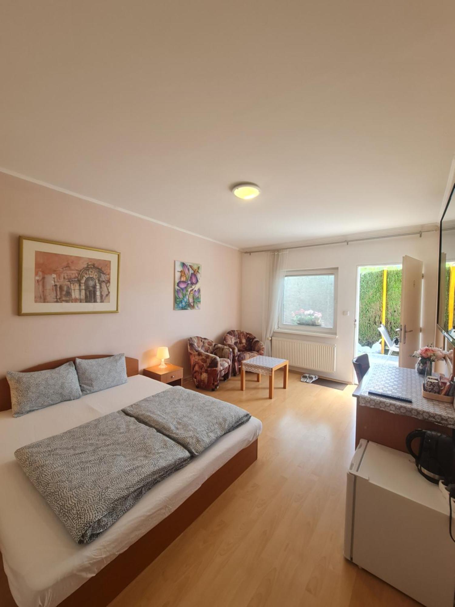 Cozy Room With Garden In บราติสลาวา ภายนอก รูปภาพ