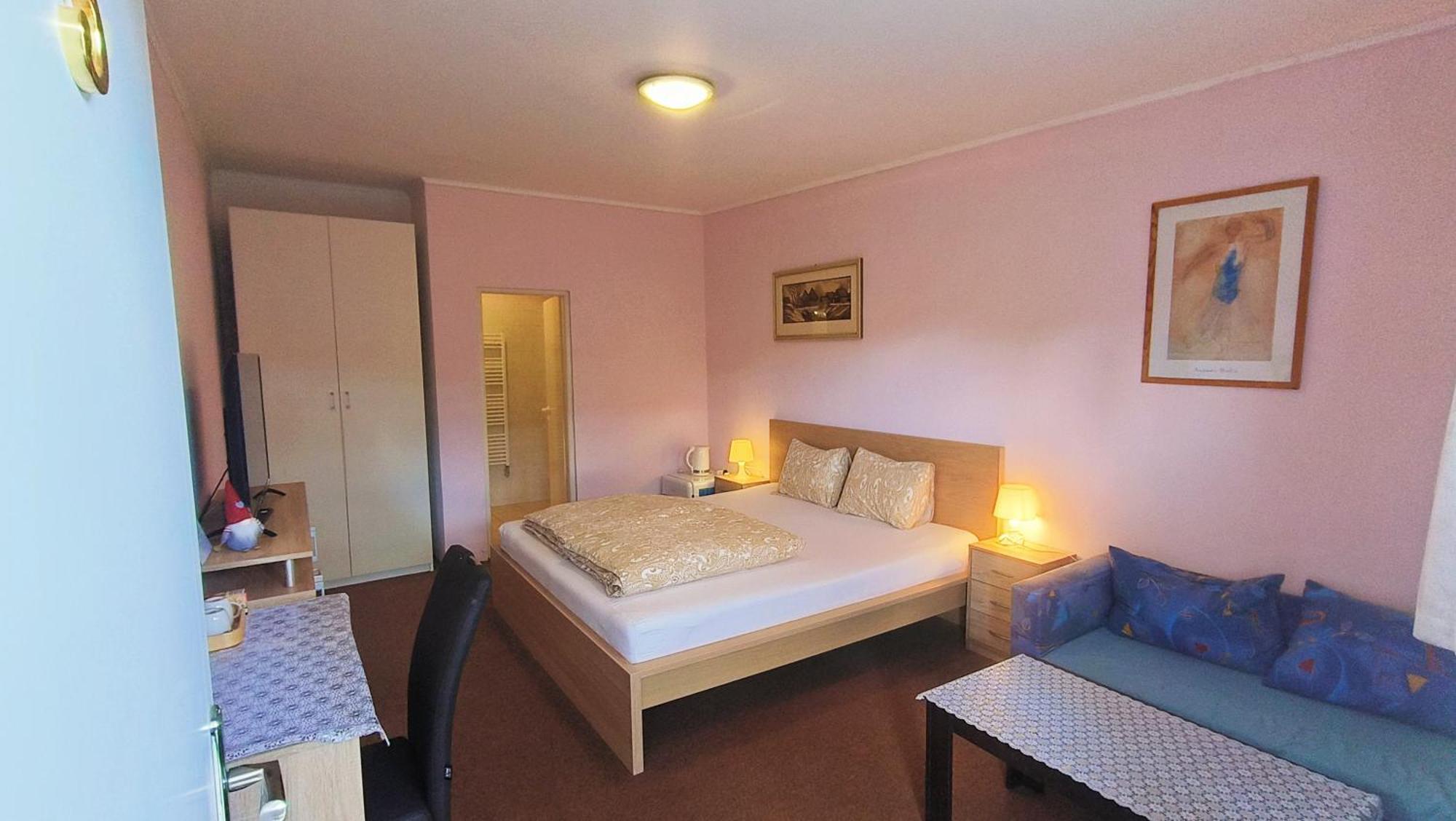 Cozy Room With Garden In บราติสลาวา ภายนอก รูปภาพ
