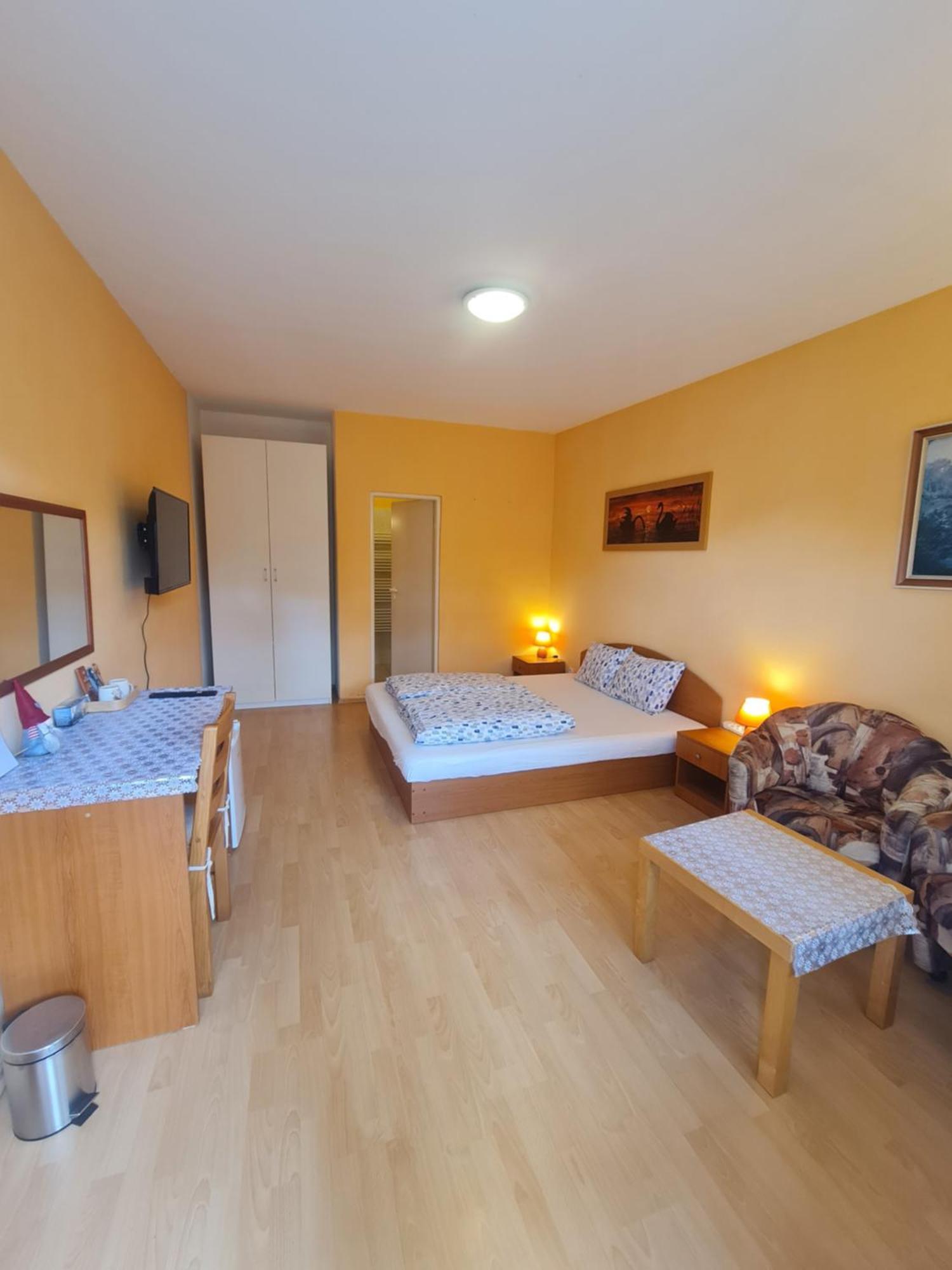 Cozy Room With Garden In บราติสลาวา ภายนอก รูปภาพ