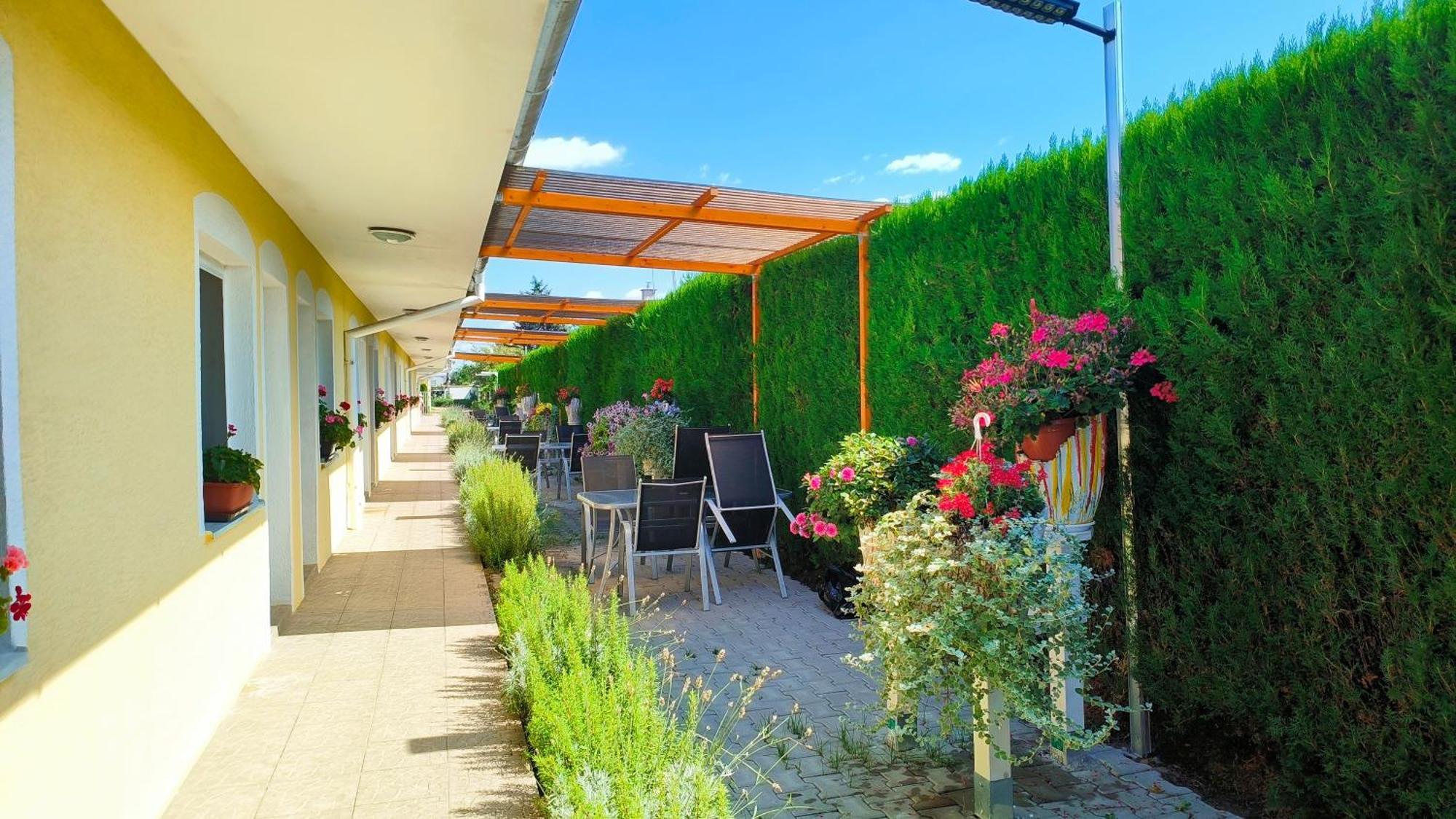 Cozy Room With Garden In บราติสลาวา ภายนอก รูปภาพ