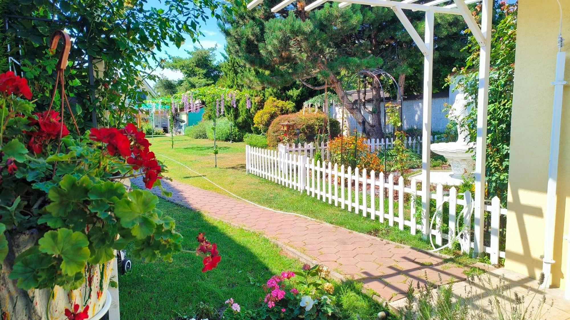 Cozy Room With Garden In บราติสลาวา ภายนอก รูปภาพ